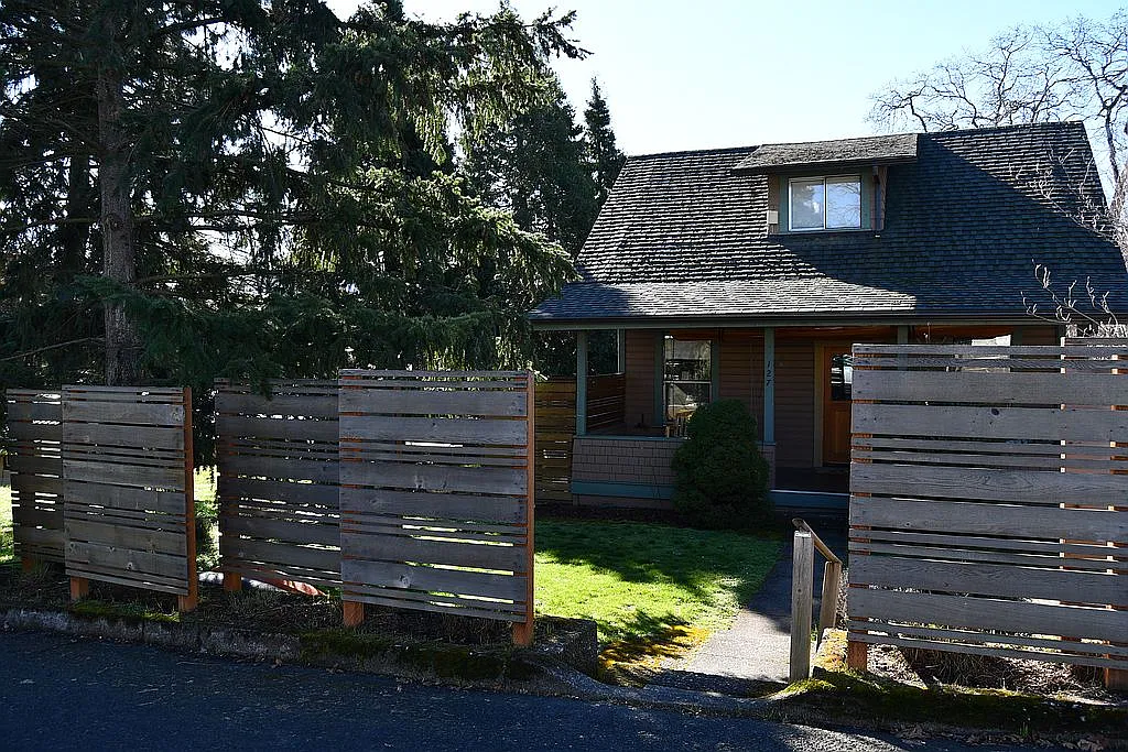 127 SE Wyers St photo 1