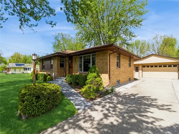 5579 NW 66th Ave, Johnston, IA 50131