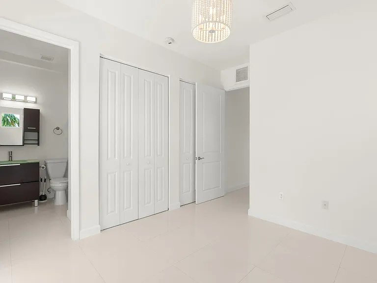 622 NE 10th Ave — Photo 33