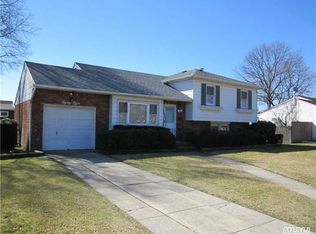 88 Woods Rd, North Babylon, NY 11703