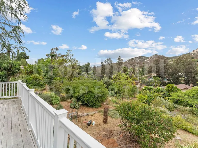 2113 Sleepy Hollow Rd — Photo 37