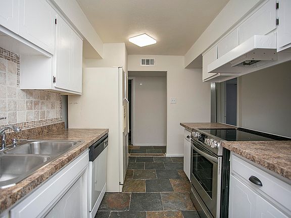5th image of 422 W Hermosa Dr