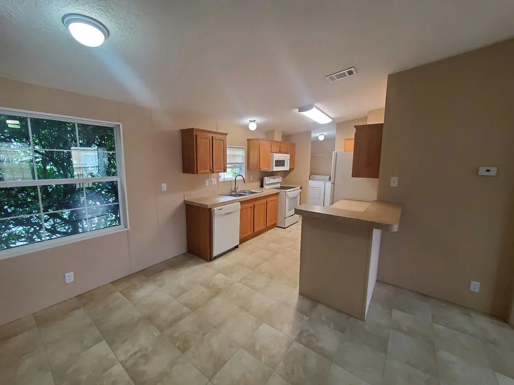 3 bed, 2.0 bath, 1232 sqft, $1,799 — Photo 4