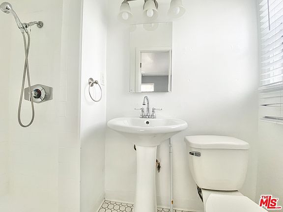 2nd image of 851 S Kenmore Ave #23A