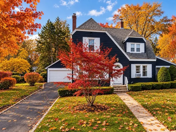24 Lindbergh Ave, Holyoke, MA 01040