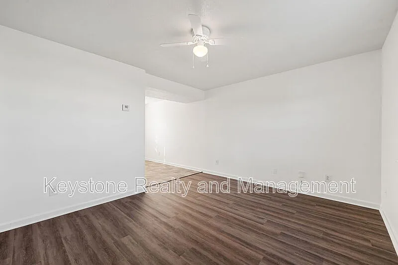 2 bed, 1.0 bath, 975 sqft, $795 — Photo 3