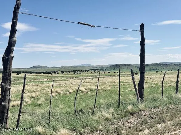 108C W Bucking Horse Rd, Seligman, AZ 86337