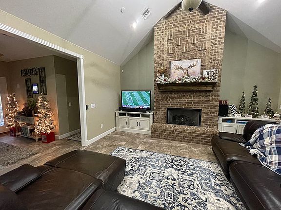 4th image of 1103 Red Oak Ln