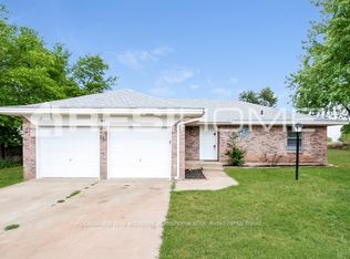 447 E Carson Ln, Mustang, OK 73064