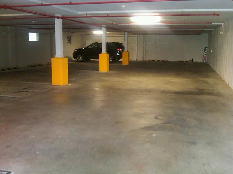 Garage/parking space