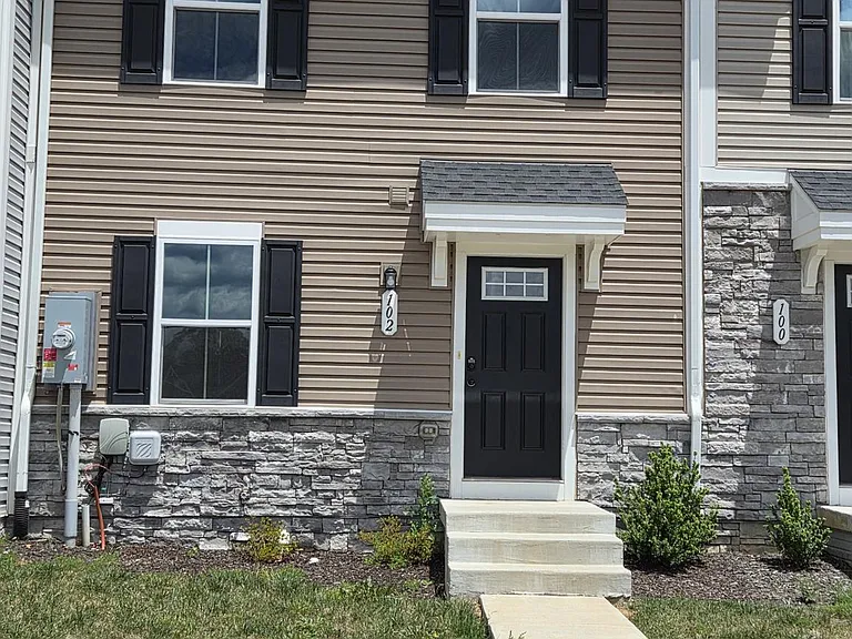 102 Spring Pl — Photo 1
