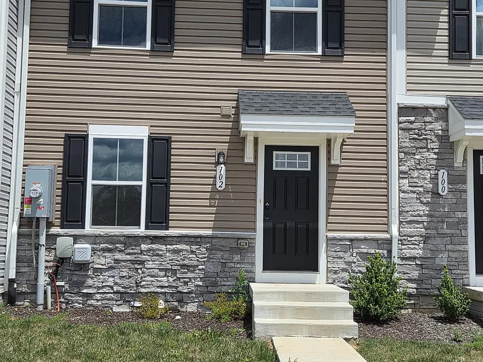 102 Spring Pl