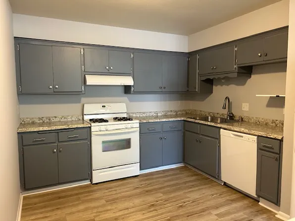 1103 Woodridge Dr APT 1, Grafton, WI 53024