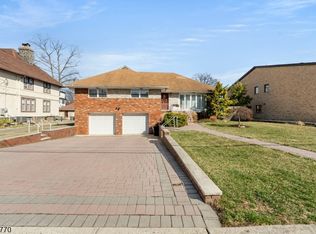 1070 Cumbermeade Rd, Fort Lee, NJ 07024