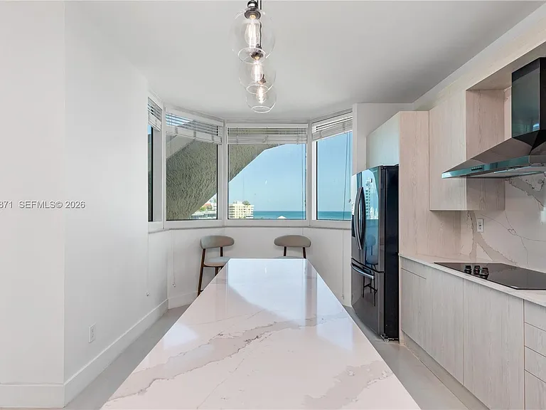 300 S Pointe Dr #907 — Photo 14