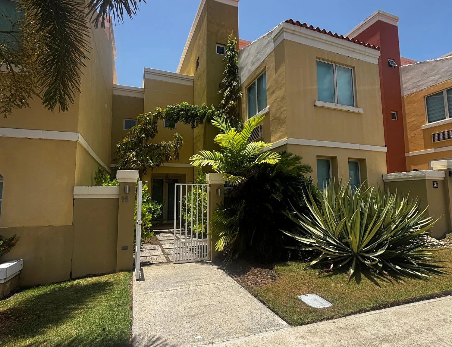 3 bed, 3.0 bath, 2200 sqft, $4,000 — Photo 2