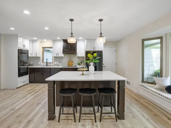 8100 Rhode Island Cir, Bloomington, MN 55438