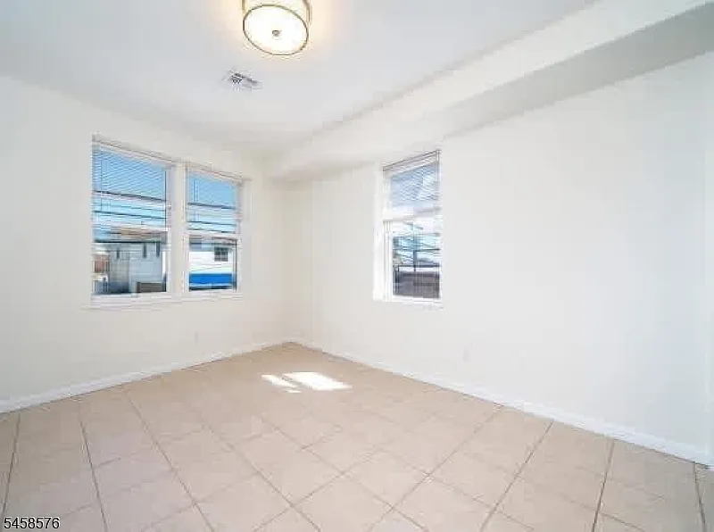 2 bed, 1.0 bath, $2,450 — Photo 2