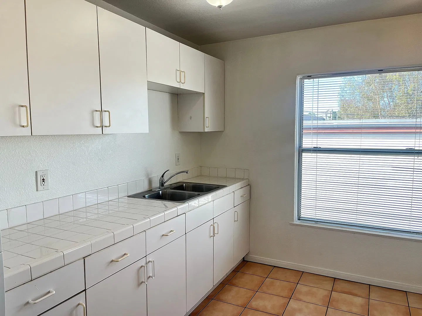 1BR 1BA Point Loma Apartment - Fresh Paint, New Fridge and Stove, One Assigned Parking Spot, Wash... — Photo 1