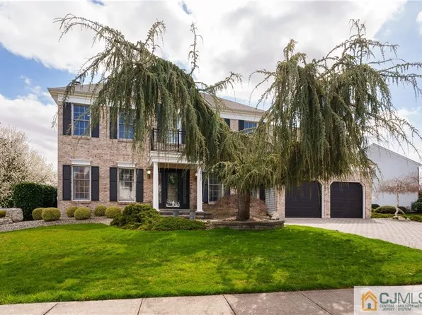 10 Eleanor Dr S, Kendall Park, NJ 08824