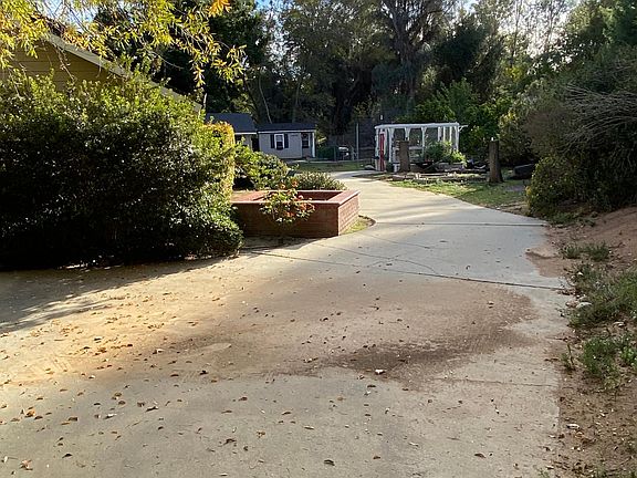 Driveway to dwelling