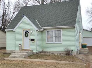 74 9th St, Windom, MN 56101