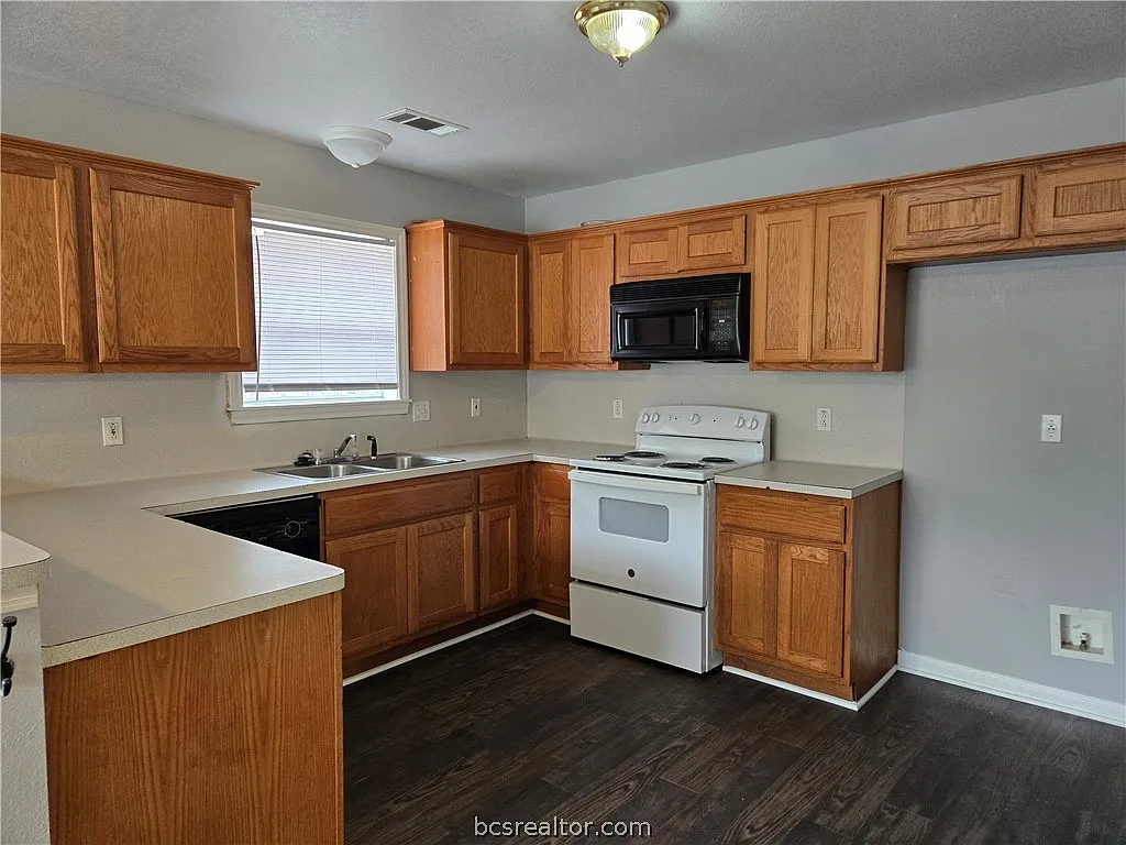 3 bed, 1209 sqft, $1,350 — Photo 3