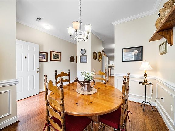5th image of 121 Fox Haven Ct