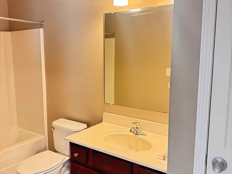 509 E Oak St — Photo 5