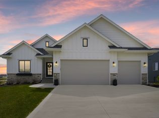 40 NW Valleyview Dr, Waukee, IA 50263