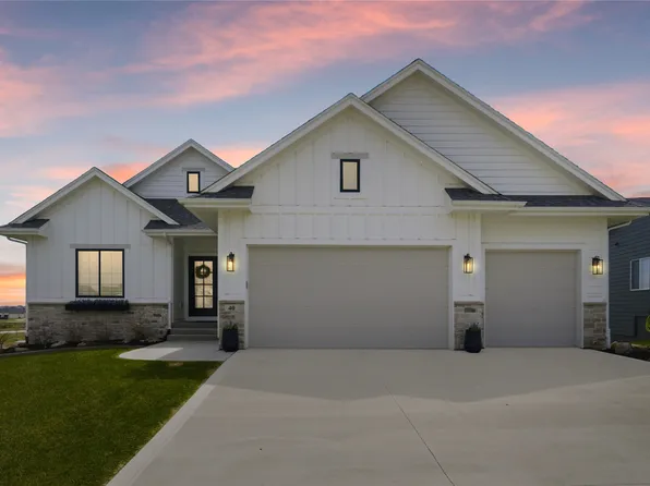 40 NW Valleyview Dr, Waukee, IA 50263
