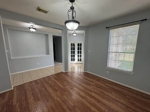 3 bed, 2.0 bath, 2065 sqft, $2,350 — Photo 4