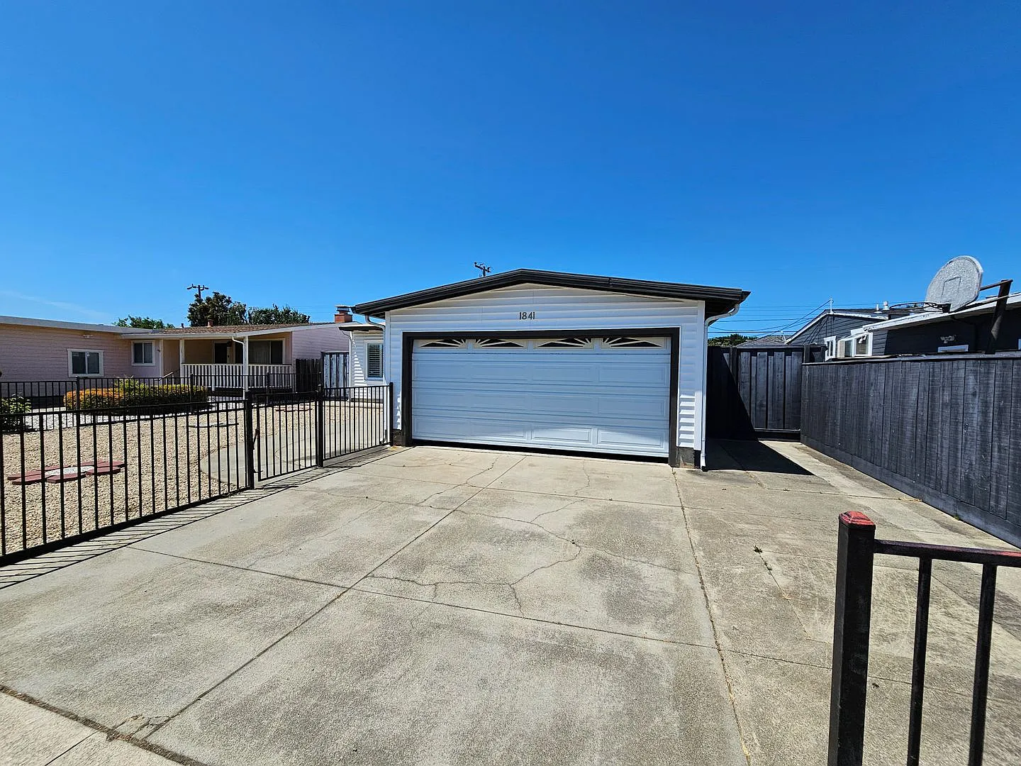 1841 Hemlock Ave photo 1