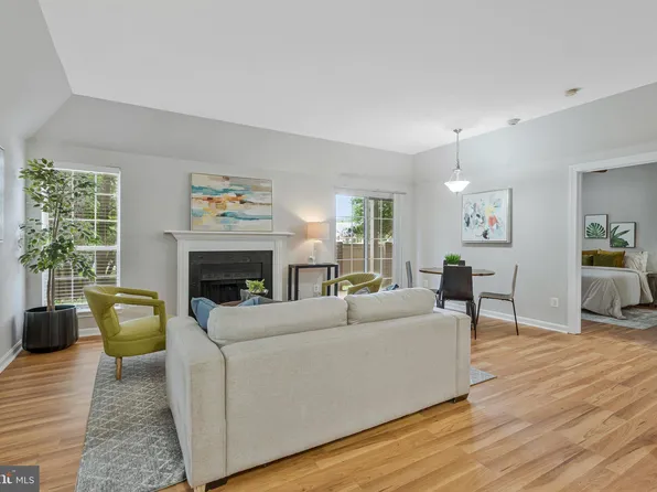 12153 Penderview Ln APT 2001, Fairfax, VA 22033