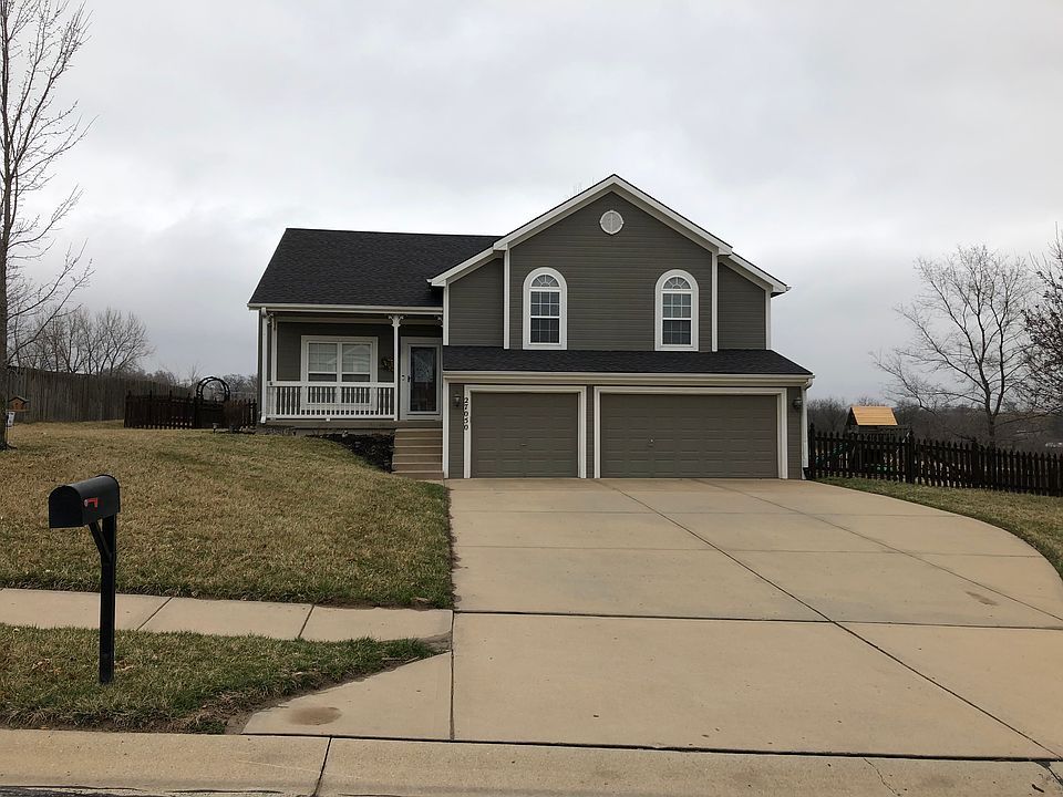 Great Curb Appeal!