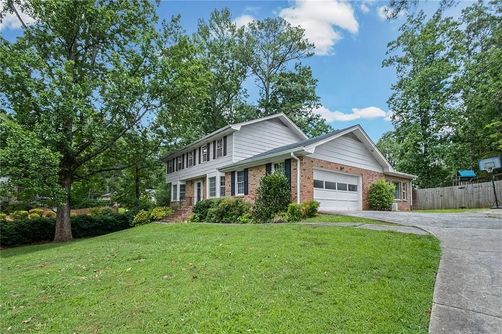 5 bed, 3.0 bath, 4435 sqft, $4,350 — Photo 2