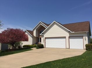 405 Westlawn Cir, Cottage Grove, WI 53527