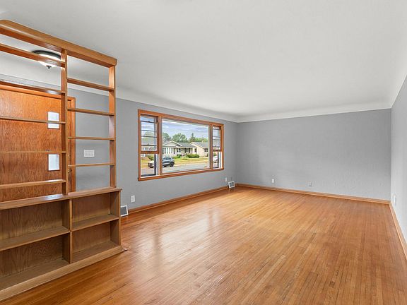 5th image of 238 Macarthur St W