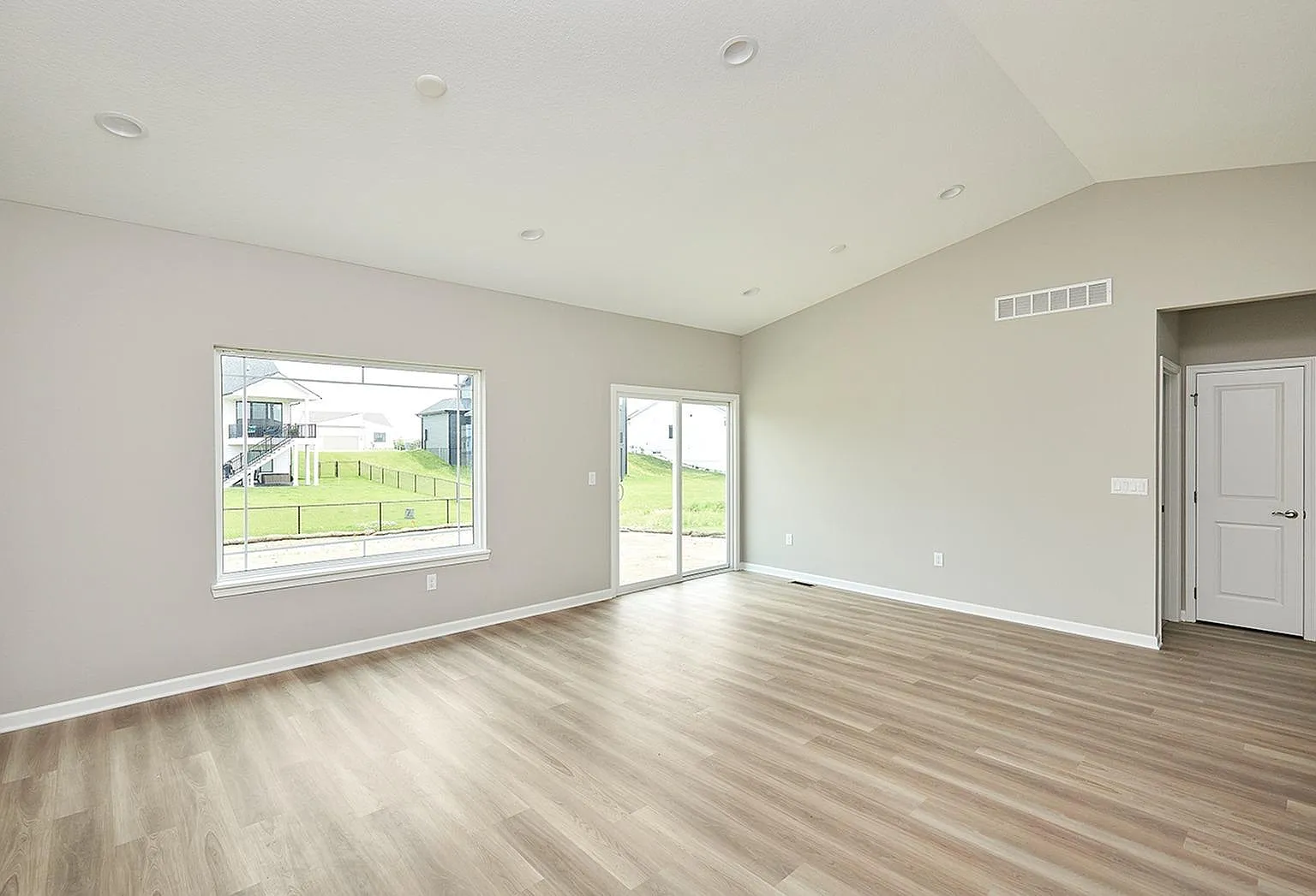 4 bed, 2225 sqft, $2,645 — Photo 3