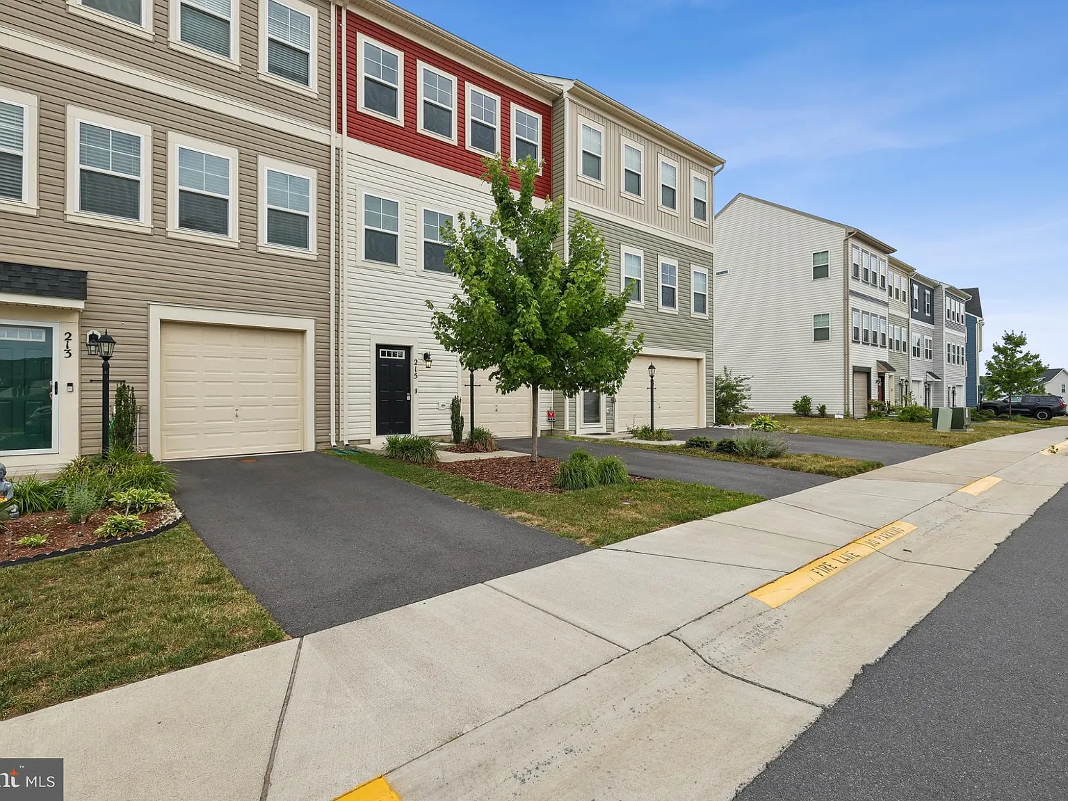 3 bed, 4.0 bath, 2131 sqft, $2,100 — Photo 4