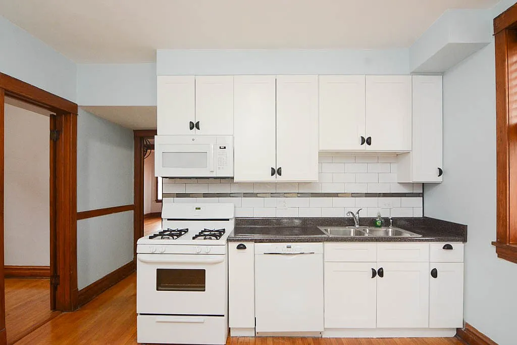 Awesome 2 Bed, 1 Bath at Western + Cornelia (Roscoe Village) — Photo 2