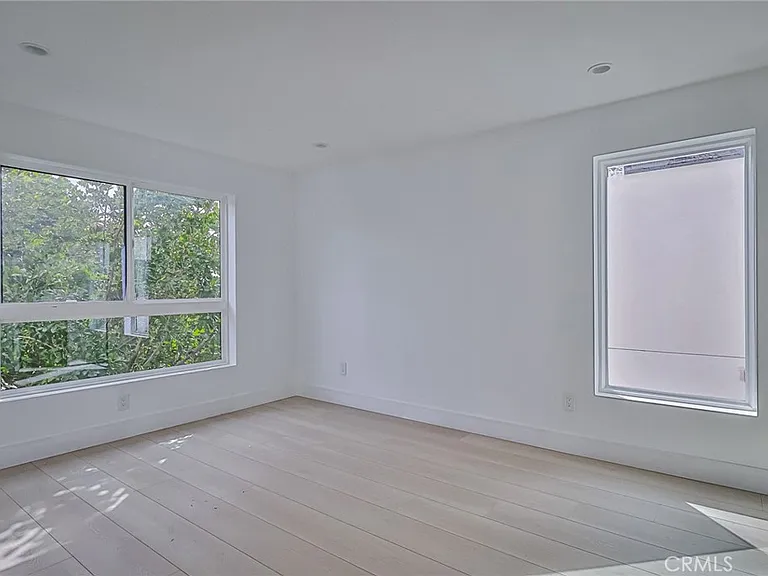 11810 Gilmore St — Photo 28