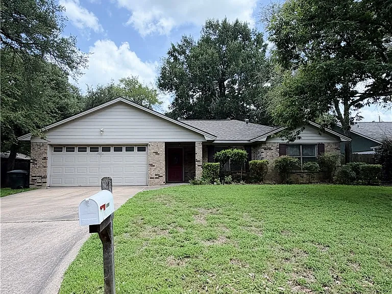 2706 Red Hill Dr — Photo 1