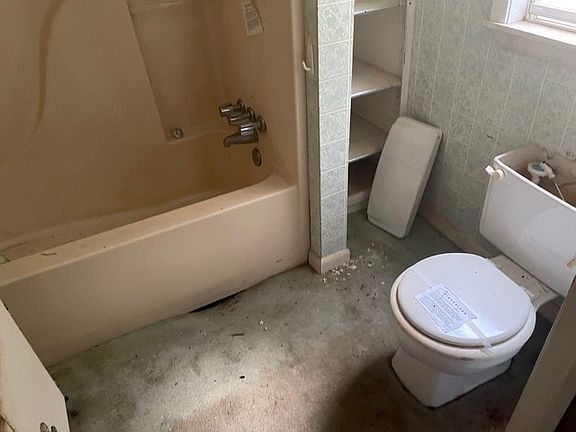 5th image of 721 Cashman Dr