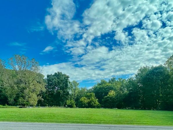 1 Magnolia Dr, Kuttawa, KY 42055