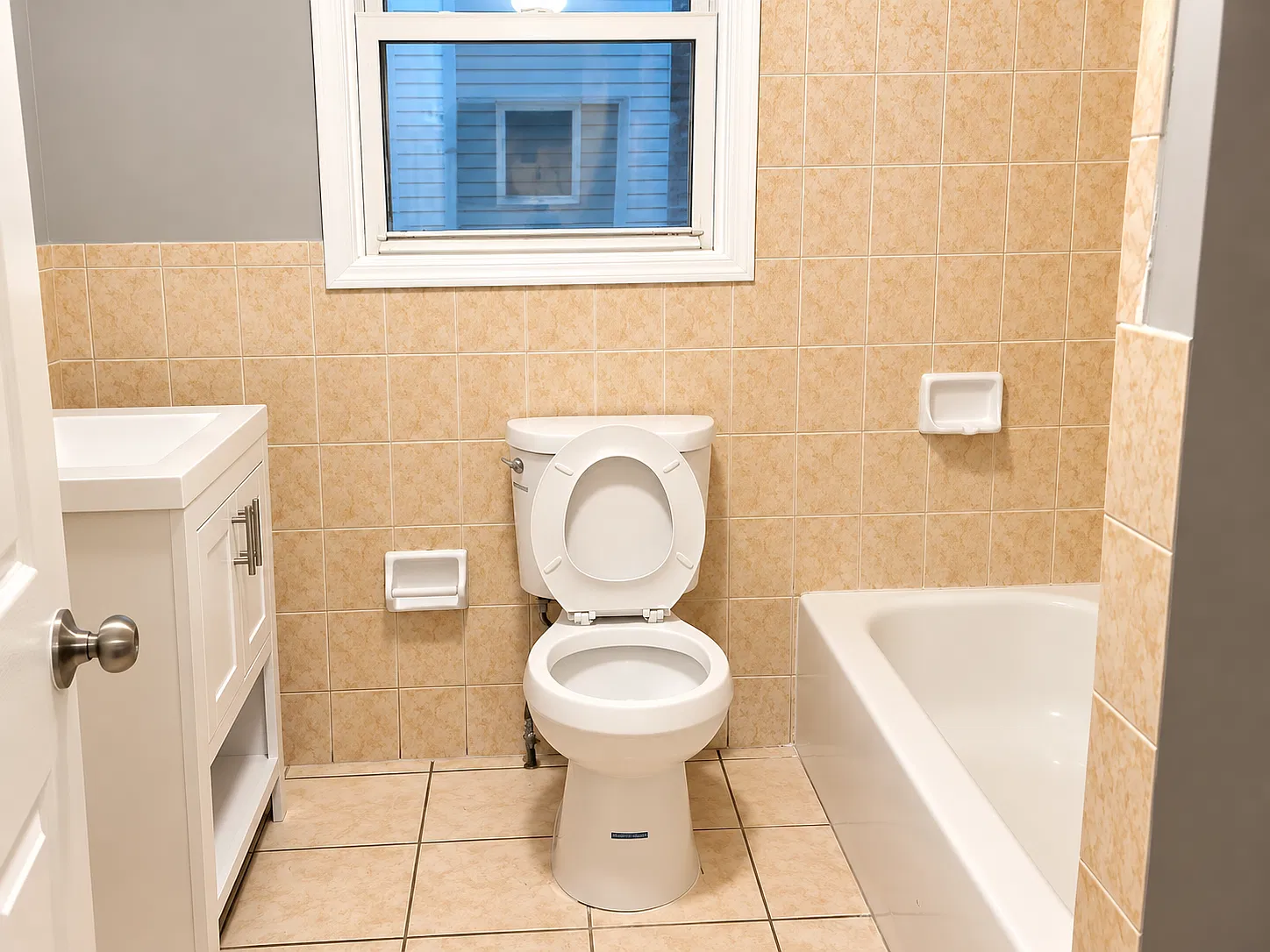 3 bed, 1.0 bath, 800 sqft, $2,050 — Photo 4