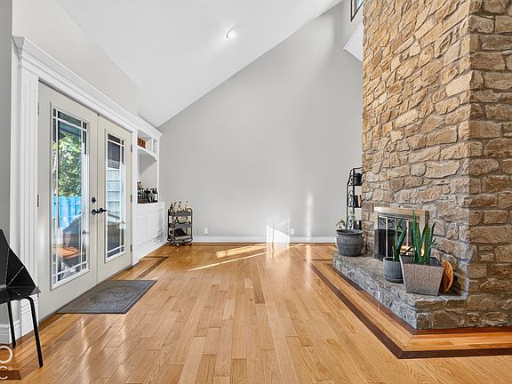 3rd image of 1053 Goldfinch Rd
