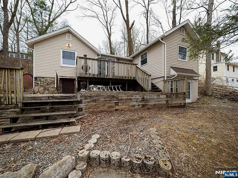 240 Acabonack Rd — Photo 8