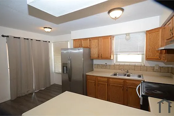 3 bed, 952 sqft, $1,600 — Photo 2