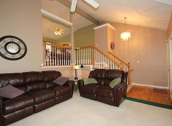 3rd image of 328 NE Fiddlewood Ave